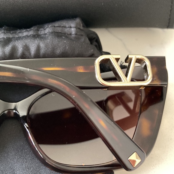 BN VALENTINO SUNGLASSES. - Picture 3 of 9